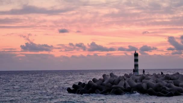 Côte de Funchal, Madère. Coucher de soleil coloré sur la plage de Madère .