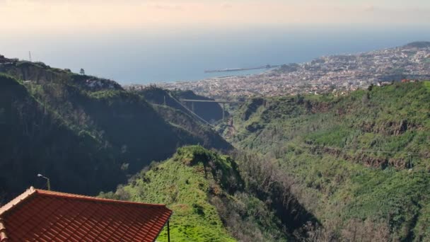 Madeira Tájképe Zöld Dombok Gyönyörű Erdők Meleg Napfényben — Stock videók