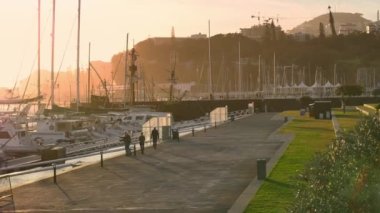 İspanya, Madeira 'da gün batımında şehir limanı