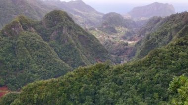 Levada dos Balces. Madeira güzel yeşil tepeler.