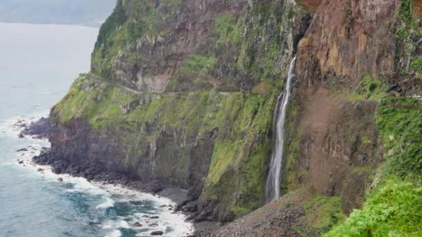 Noiva Bela Cachoeira Madeira — Vídeo de Stock