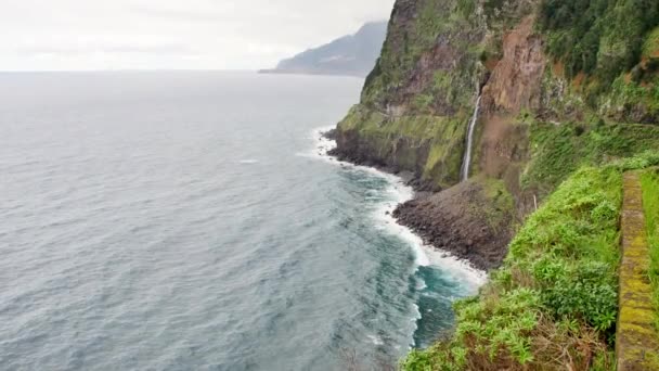 Noiva Bela Cachoeira Madeira — Vídeo de Stock