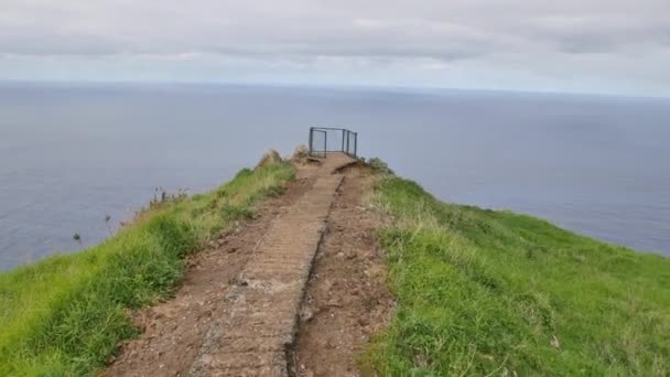 Ponto Vista Lombada Velha Madeira Bela Trilha Enorme Penhasco Perto — Vídeo de Stock