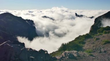Vereda yapmak Areeiro, Madeira. Bulutlar üzerinde güzel dağların görünümü.