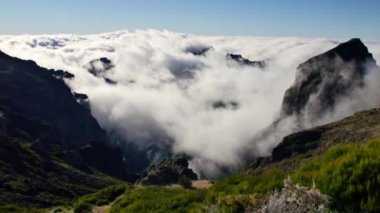 Vereda yapmak Areeiro, Madeira. Bulutlar üzerinde güzel dağların görünümü.