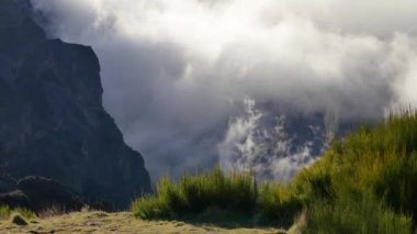 Vereda yapmak Areeiro, Madeira. Bulutlar üzerinde güzel dağların görünümü.