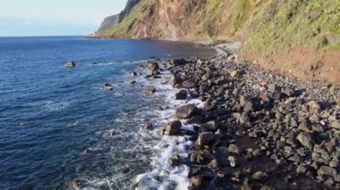 Jardim do Mar, Madeira 'nın hava görüntüleri. Bahar Adası peyzaj.