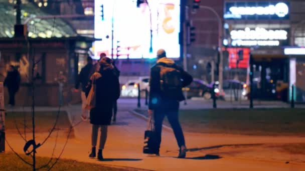 Unerkennbare Menschen Auf Dem Bürgersteig Abend Warschau — Stockvideo