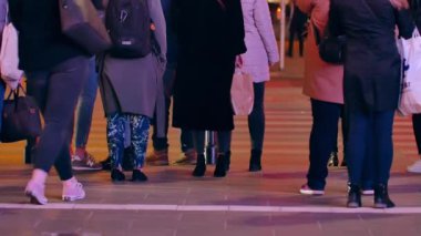 Varşova 'da kaldırımda tanınmayan insanlar.