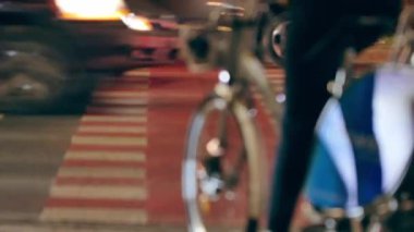 Varşova 'da kaldırımda tanınmayan insanlar.