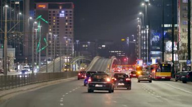 Varşova sokaklarında trafik sıkışık. Büyük şehir caddesinin akşam manzarası.