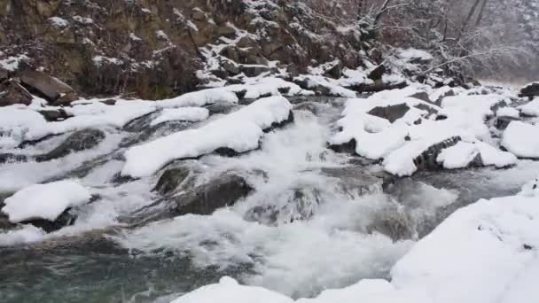 冬には白い水の川 雪に覆われた世界 — ストック動画