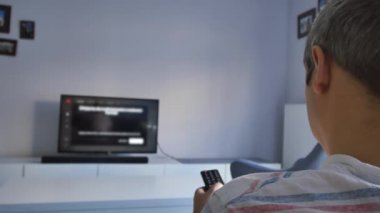 Evde televizyon izleyen biri..