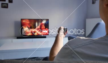 Evde televizyon izleyen biri..