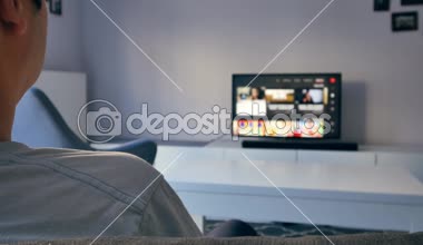 Evde televizyon izleyen biri..