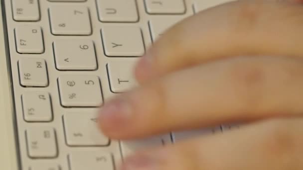 Person Faltet Text Auf Der Weißen Tastatur — Stockvideo