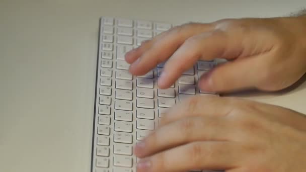 Person Faltet Text Auf Der Weißen Tastatur — Stockvideo