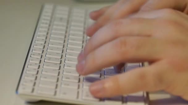 Person Faltet Text Auf Der Weißen Tastatur — Stockvideo
