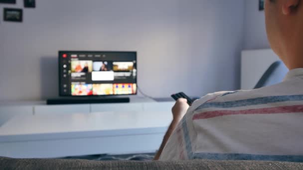 Человек Смотрит Телевизор Дома — стоковое видео