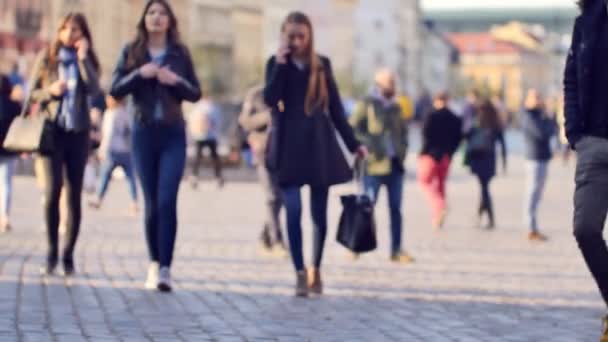 Gente Caminando Por Las Calles Del Casco Antiguo Varsovia Imágenes — Vídeo de stock