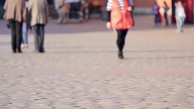 Varşova 'nın Eski Kasabası' nın sokaklarında yürüyen insanlar. Tanımlanamayan insanlar görüntüsü.