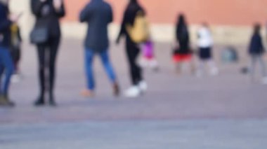 Varşova 'nın Eski Kasabası' nın sokaklarında yürüyen insanlar. Tanımlanamayan insanlar görüntüsü.