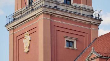 Varşova Kraliyet Kalesi, Polonya başkentindeki turistlerin başlıca tarihi cazibesi..