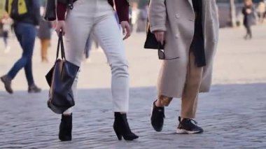 Varşova 'nın Eski Kasabası' nın sokaklarında yürüyen insanlar. Tanımlanamayan insanlar görüntüsü.