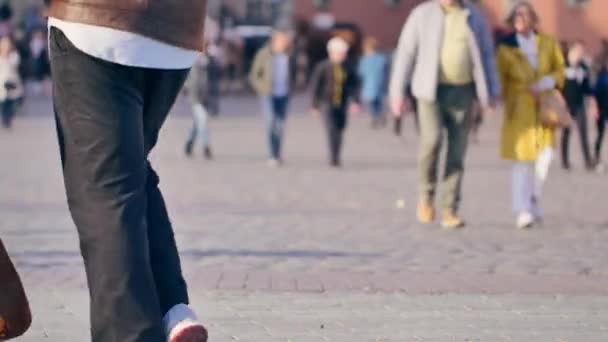 Gente Caminando Por Las Calles Del Casco Antiguo Varsovia Imágenes — Vídeo de stock