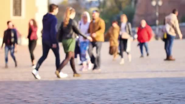 Mensen Die Door Straten Van Oude Binnenstad Van Warschau Lopen — Stockvideo