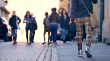 Varşova 'nın Eski Kasabası' nın sokaklarında yürüyen insanlar. Tanımlanamayan insanlar görüntüsü.