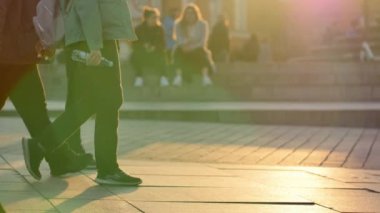 Varşova 'nın Eski Kasabası' nın sokaklarında yürüyen insanlar. Tanımlanamayan insanlar görüntüsü.