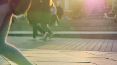 Varşova 'nın Eski Kasabası' nın sokaklarında yürüyen insanlar. Tanımlanamayan insanlar görüntüsü.