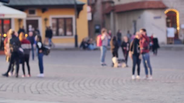 Mensen Die Door Straten Van Oude Binnenstad Van Warschau Lopen — Stockvideo