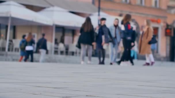 Άνθρωποι Περπατούν Στους Δρόμους Της Παλιάς Πόλης Της Βαρσοβίας Αγνώριστο — Αρχείο Βίντεο