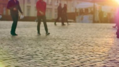 Varşova 'nın Eski Kasabası' nın sokaklarında yürüyen insanlar. Tanımlanamayan insanlar görüntüsü.