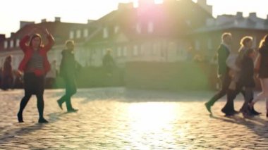 Varşova 'nın Eski Kasabası' nın sokaklarında yürüyen insanlar. Tanımlanamayan insanlar görüntüsü.