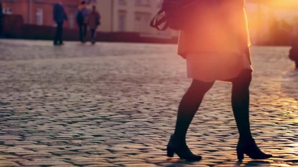 Emberek Varsói Óváros Utcáin Sétálnak Felismerhetetlen Emberek Felvétele — Stock videók