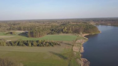 Yazın göl manzarası. Denizde seyreden ve dinlenen insanlar.... 