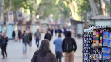 Barcelona 'daki Rambla caddesinde tanınmayan insanlar.