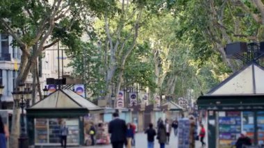 Barcelona 'daki Rambla caddesinde tanınmayan insanlar.