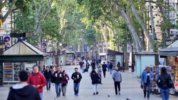 Onherkenbare Peoble Rambla Straat Barcelona — Stockvideo
