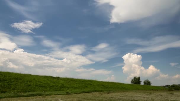 Images temporelles de nuages orageux se déplaçant sur le ciel. Paysage rural en été .