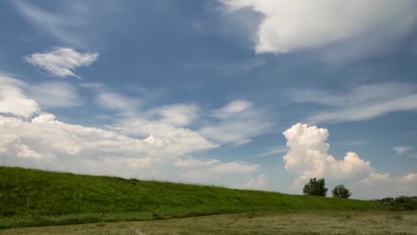 Χρονικό Κενό Βίντεο Θυελλώδη Σύννεφα Κινούνται Στον Ουρανό Αγροτικό Τοπίο — Αρχείο Βίντεο