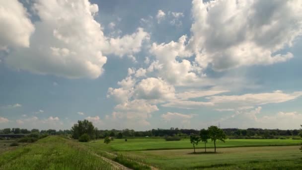 暴风雨云在天空中移动的时差镜头 夏季的乡村景观 — 图库视频影像