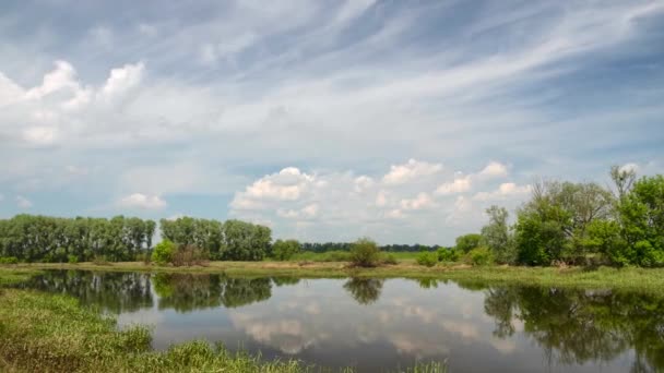 Images temporelles de nuages orageux se déplaçant sur le ciel. Paysage rural en été .