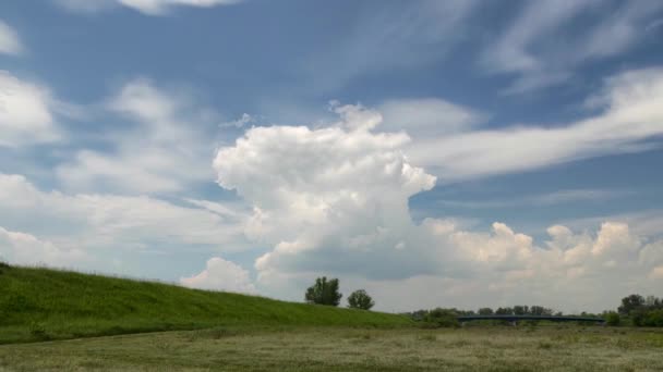Images temporelles de nuages orageux se déplaçant sur le ciel. Paysage rural en été .