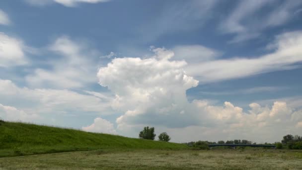 Images Temporelles Nuages Orageux Déplaçant Sur Ciel Paysage Rural Été — Video