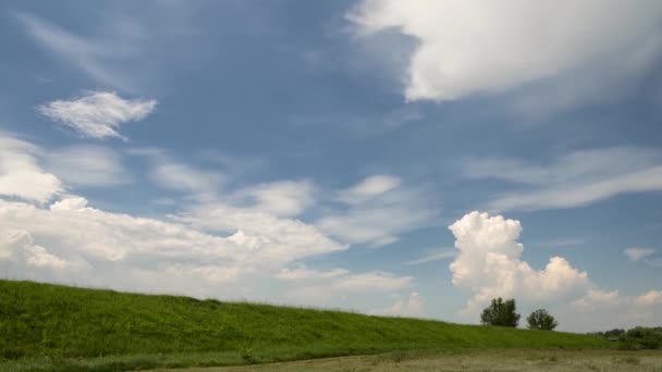 Images Temporelles Nuages Orageux Déplaçant Sur Ciel Paysage Rural Été — Video