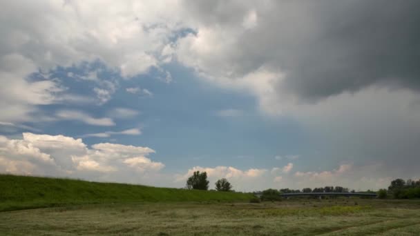 Gökyüzünde Hareket Eden Fırtınalı Bulutların Hızlandırılmış Görüntüleri Yazın Kırsal Alan — Stok video